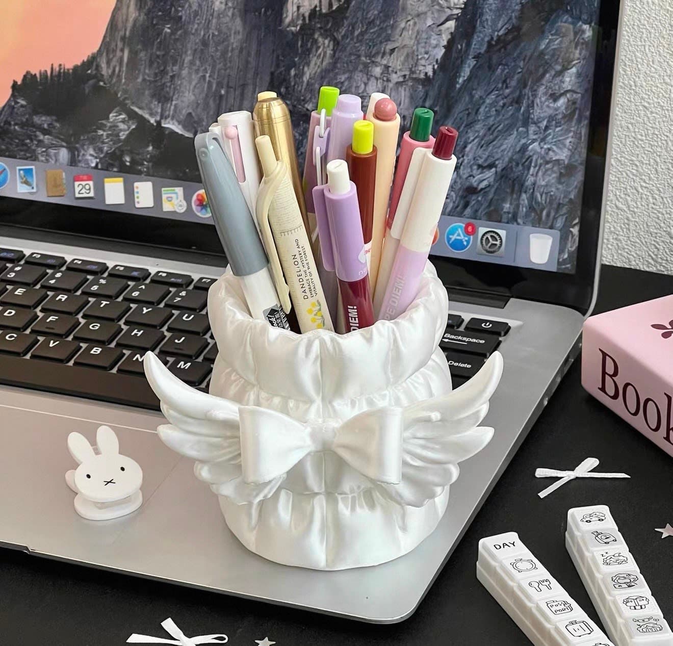 Lọ Cắm Bút Thiên Thần Đính Nơ – Angel Bow Pen Holder 🤍